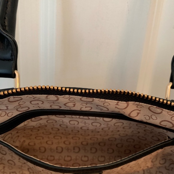 Guess Womens Handle Bag Black Purse PENNY V Shape Design - Picture 8 of 12